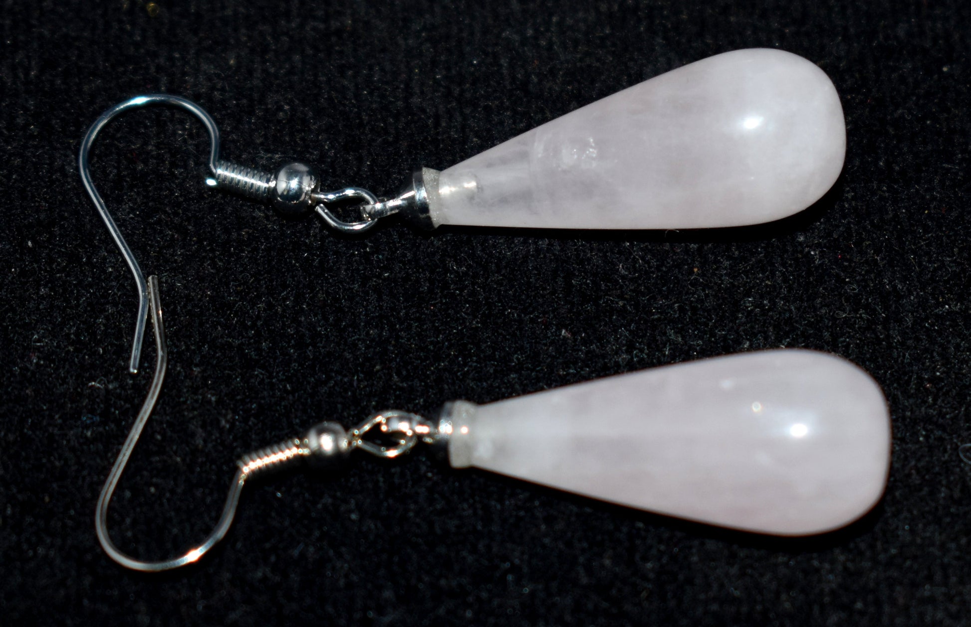 These Rose Quartz Ear Hangings weigh 6.40 grams, offering gentle healing energy and a soft, elegant look. #RoseQuartzEarrings #GemstoneJewelry #HealingCrystals #RoseQuartz #Earrings #NaturalGemstone #CrystalJewelry






